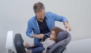 BeSafe Stretch Produktvideo. Mann passt Sitz an Kind an